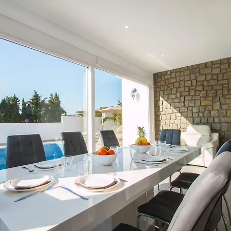 Abahana Villas Valentina Villa *